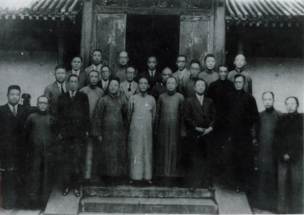 1.1937年。北平石驸马胡同，北平医学院院长吴祥凤召集同仁，与签字来西安的部分同仁合影.jpg